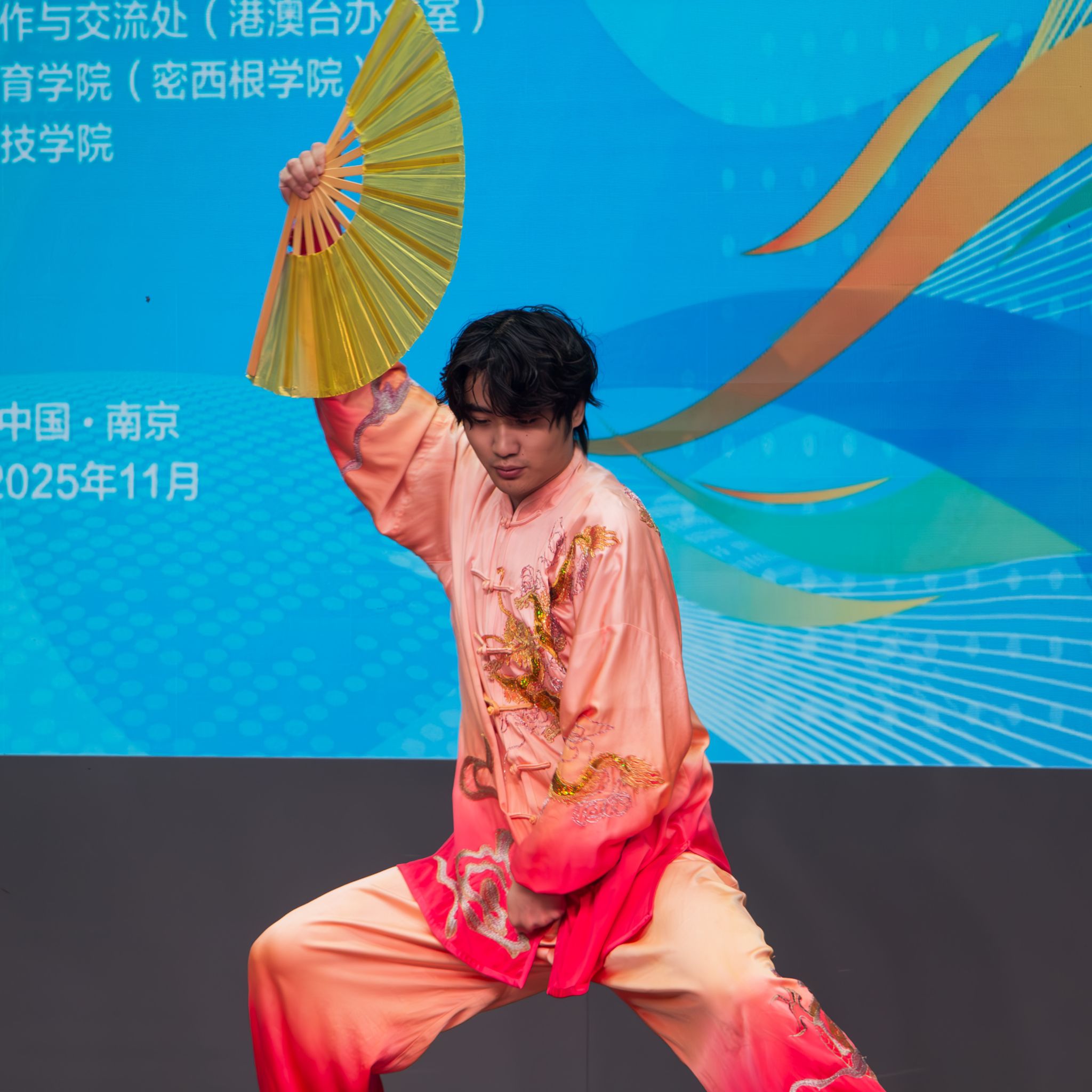 各国传统服饰展示